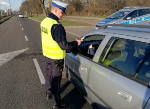 Policjant przeprowadza kontrolę trzeźwości