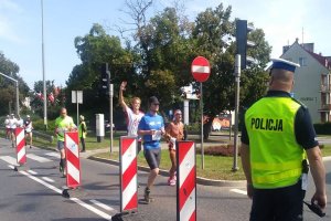 Policjant ruchu drogowego zabezpiecza maraton
