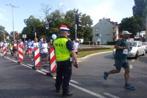 Policjant ruchu drogowego zabezpiecza maraton