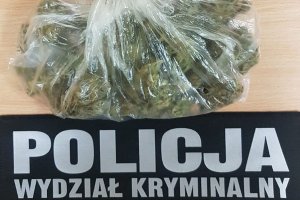 Marihuana w foliowym worku, naszywka z napisem POLICJA, WYDZIAŁ KRYMINALNY