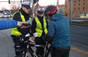 Policjanci ruchu drogowego kontrolują rowerzystę