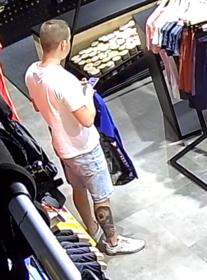 Zdjęcie mężczyzny, który może mieć związek z kradzieżą ubrań.