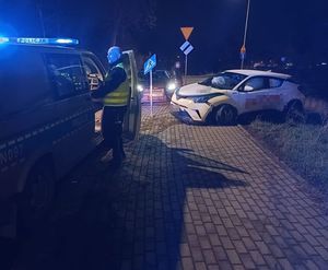 Radiowóz policjantów ruchu drogowego i samochód zatrzymany do kontroli