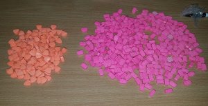 różowe i pomarańczowe tabletki ecstasy