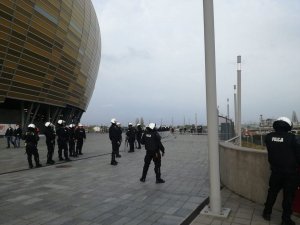 Policjanci zabezpieczają mecz