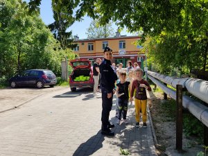 policjantka stoi przy grupie dzieci