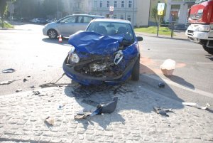 rozbity samochód na skutek wypadku