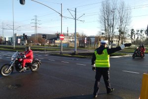Policjant ruchu drogowego zabezpiecza przejazd ,,Mikołajów na motocyklach&#039;&#039;