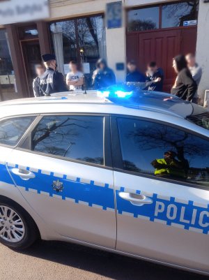 Policjanci w czasie patrolu.