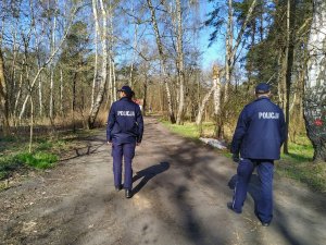 Policjanci w czasie patrolu.