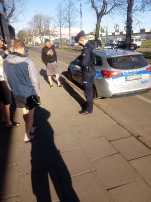 Policjanci w czasie patrolu.