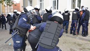 Policjanci zatrzymują agresywnych mężczyzna-ćwiczenia, inscenizacja