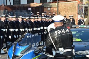 Policjanci zabezpieczają uroczystości pogrzebowe