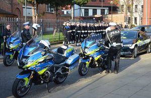 Policjanci zabezpieczają uroczystości pogrzebowe