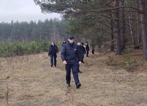 Policjanci prowadzą poszukiwania osoby zaginionej w lesie