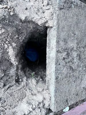 Dziura w ziemi pod płytą chodnikową