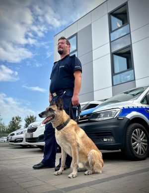Policjant i pies służbowy