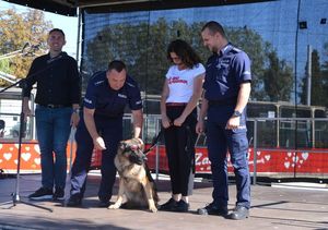 Na scenie policjanci, pies służbowy i Prezydent Miasta Gdańska