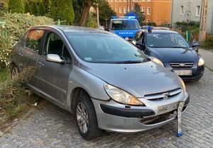 Radiowóz nieoznakowany i samochód marki Peugeot