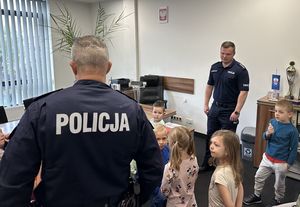 Wizyta dzieci w komisariacie