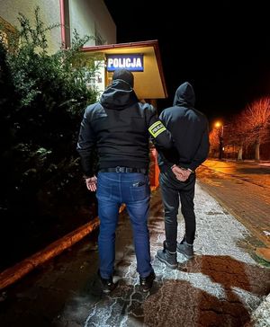 Policjant prowadzi zatrzymanego