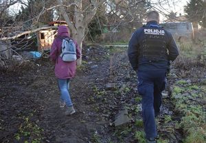 Policjanci sprawdzają miejsca przebywania osób bezdomnych