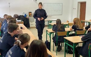 Policjantka na spotkaniu z młodzieżą