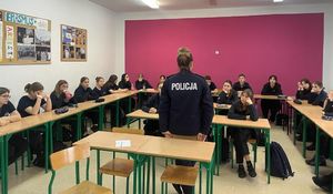 Policjantka na spotkaniu z młodzieżą