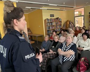 Policjanci podczas spotkania z seniorami