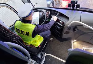 Policjant ruchu drogowego w autokarze
