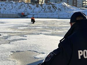 Policjanci kontrolują zamarznięte akweny