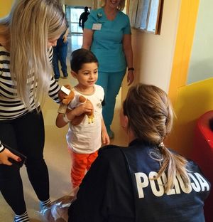 Policjanci z wizytą u dzieci w szpitalu