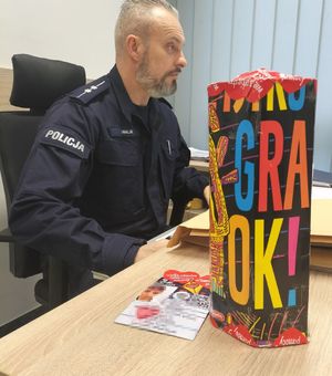 Policjant i zabezpieczona puszka WOŚP