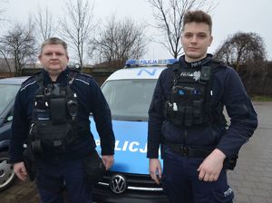 Zdjęcie dwóch policjantów umundurowanych