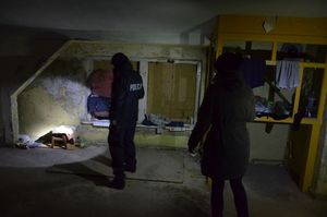 Policjanci kontrolują miejsca przebywania osób bezdomnych