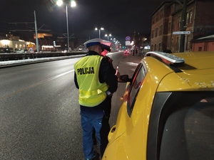 Policjanci ruchu drogowego prowadzą kontrolę drogową