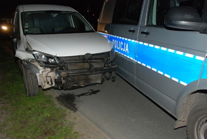 Radiowóz policyjny i uszkodzony samochód