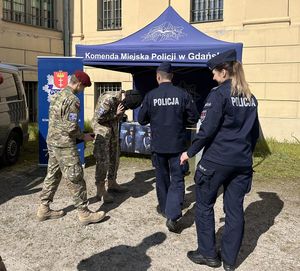 Gdańscy policjanci na dniu otwartym w liceum mundurowym