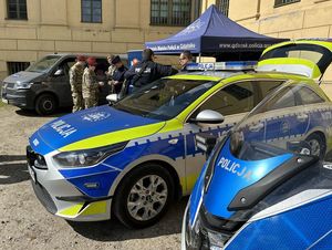 Gdańscy policjanci na dniu otwartym w liceum mundurowym