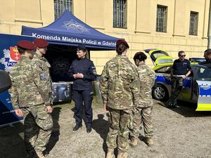 Gdańscy policjanci na dniu otwartym w liceum mundurowym