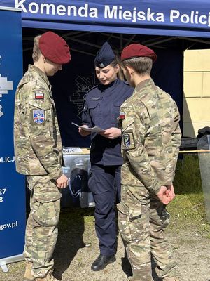 Gdańscy policjanci na dniu otwartym w liceum mundurowym