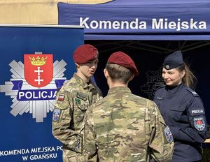 Gdańscy policjanci na dniu otwartym w liceum mundurowym