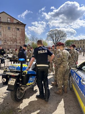 Gdańscy policjanci na dniu otwartym w liceum mundurowym