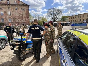 Gdańscy policjanci na dniu otwartym w liceum mundurowym