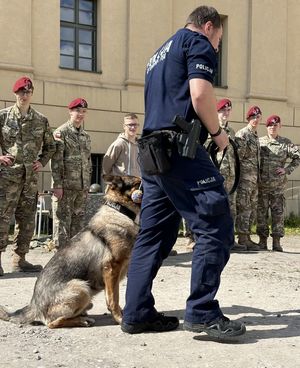 Gdańscy policjanci na dniu otwartym w liceum mundurowym