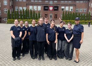 Policjanci i uczniowie klas mundurowych w Szkole Policji w Słupsku