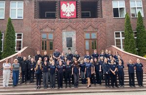 Policjanci i uczniowie klas mundurowych w Szkole Policji w Słupsku