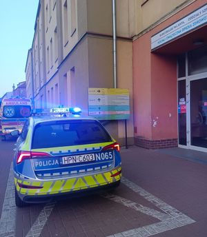 Radiowóz ruchu drogowego stojący przed szpitalem