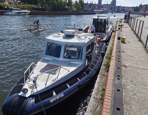 Łódź policyjna i zatrzymany do kontroli jacht