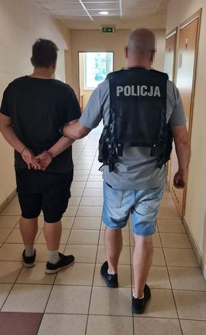 Policjant i zatrzymany mężczyzna
